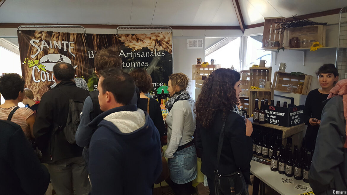 Intérieur de La P'tite Chope fête de la bière locale à Hédé-Bazouges en octobre 2016