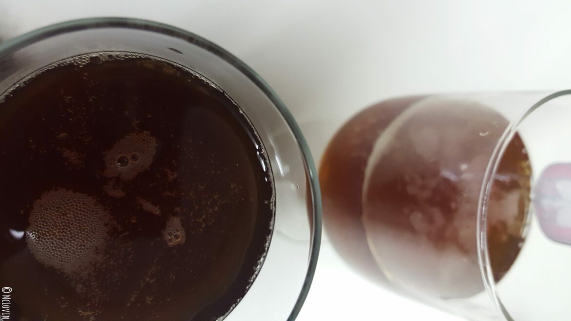 Mélusine de Noël, bière de saison par la brasserie vendéenne Mélusine servie dans deux verres.