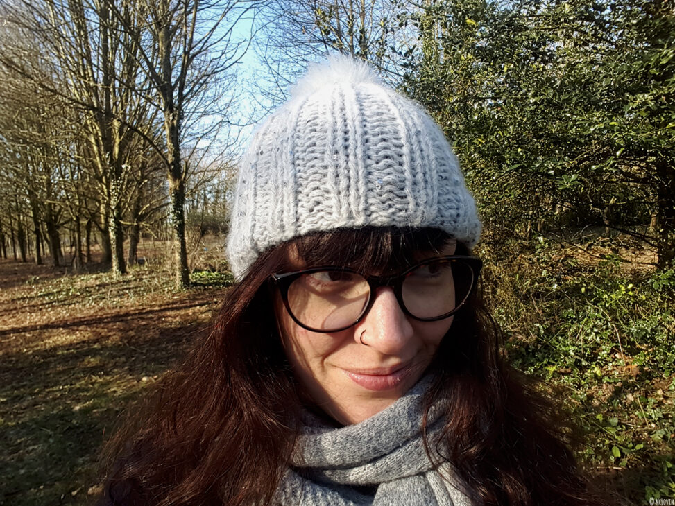 Mon bonnet Chic de Phildar tricoté et moi dans mon jardin.