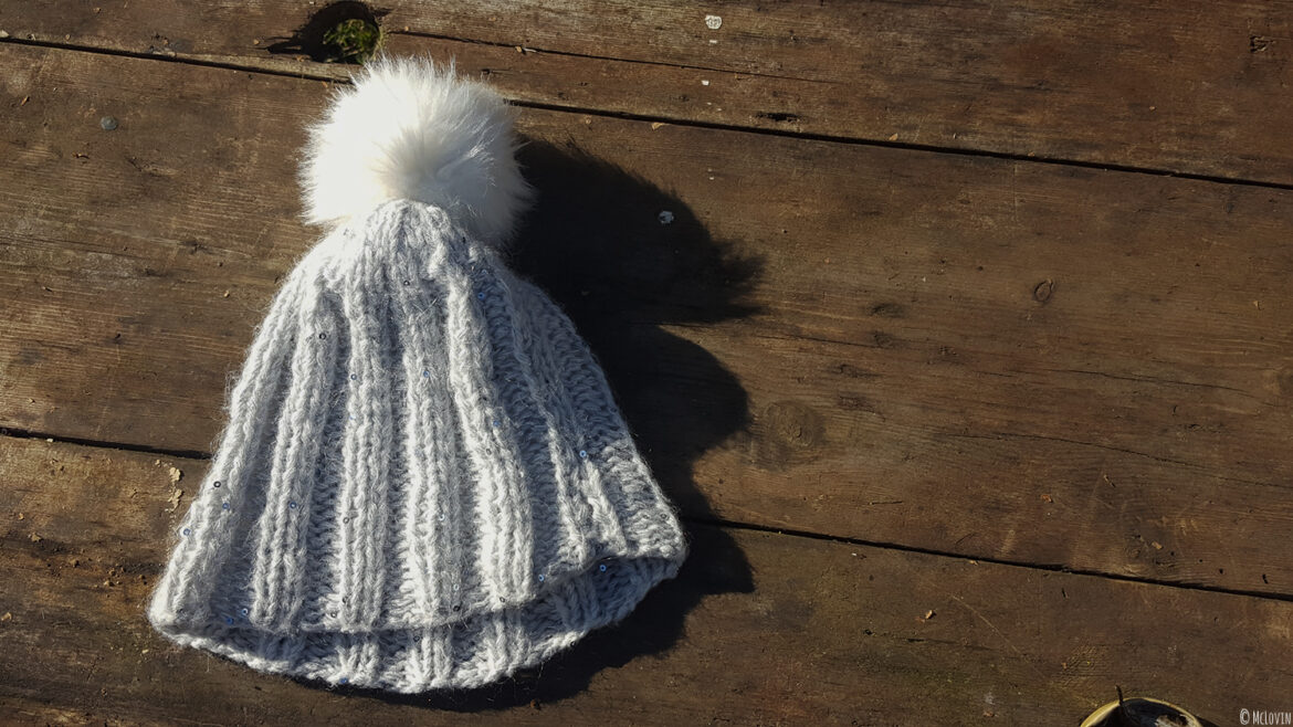 Le bonnet Chic de Phildar tricoté sur une table en bois