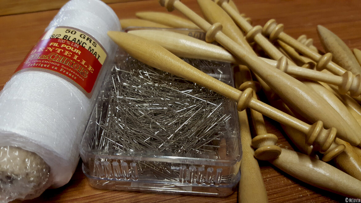 Matériel pour dentelle aux fuseaux acheté à Ecolaines à Rennes.