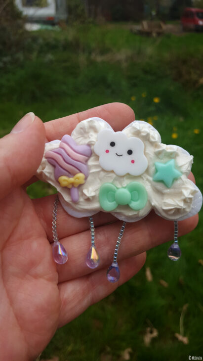 La broche nuage de chantilly kawaï, faite par McLovin en Fimo et crème de Wepam avec des cabochons, terminée.