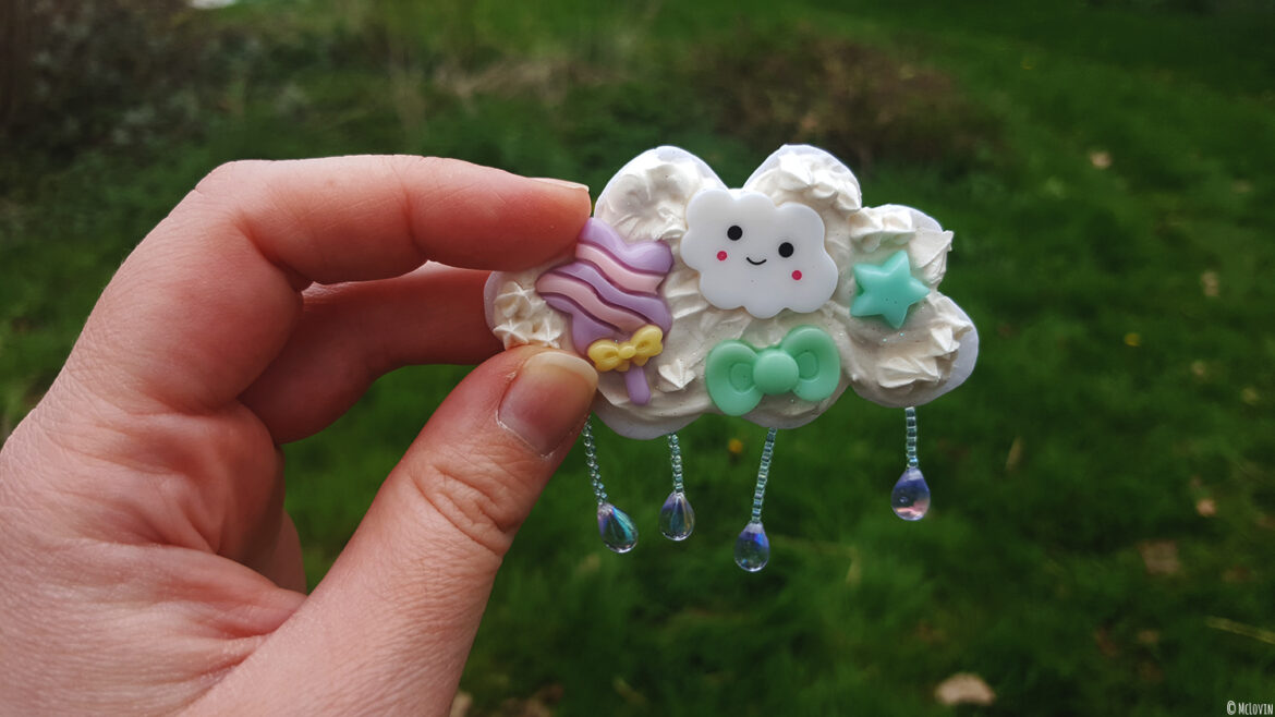 La broche nuage de chantilly kawaï, faite par McLovin en Fimo et crème de Wepam avec des cabochons, terminée.
