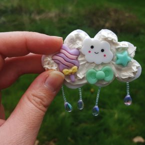 La broche nuage de chantilly kawaï, faite par McLovin en Fimo et crème de Wepam avec des cabochons, terminée.