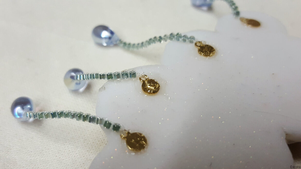 Attaches des gouttes de pluie en perles à l'arrière de la broche nuage en pâte polymère et fausse chantilly faite par McLovin.