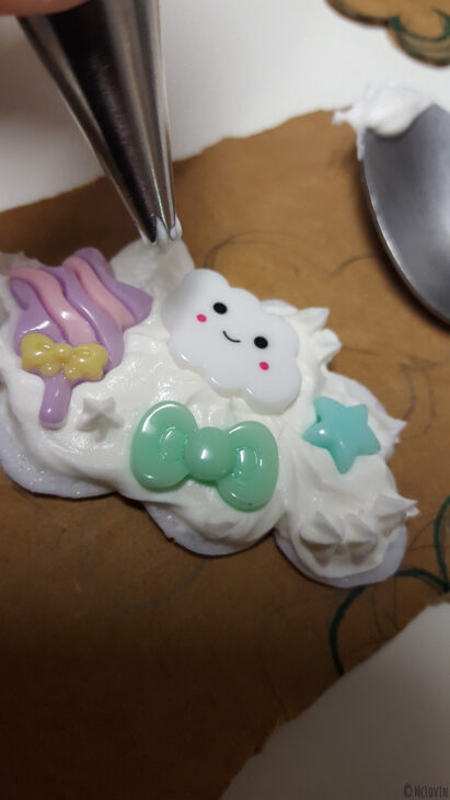 La broche nuage en pâte polymère et fausse chantilly en cours de fabrication.