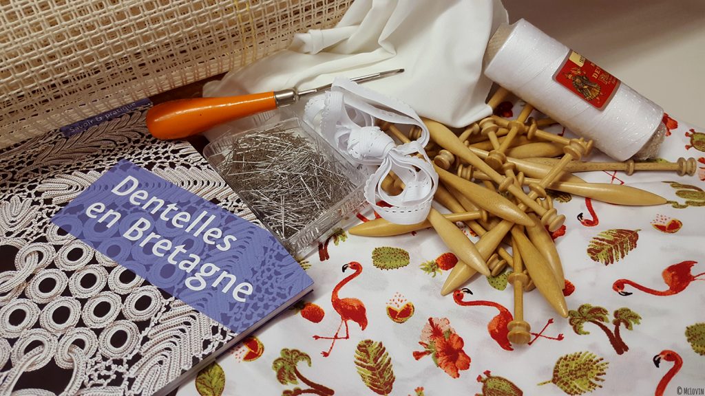 Matériel de travaux manuels / DIY acheté à Ecolaines à Rennes pour faire de la couture, de la dentelle aux fuseaux et un tapis au point noué.