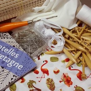Matériel de travaux manuels / DIY acheté à Ecolaines à Rennes pour faire de la couture, de la dentelle aux fuseaux et un tapis au point noué.