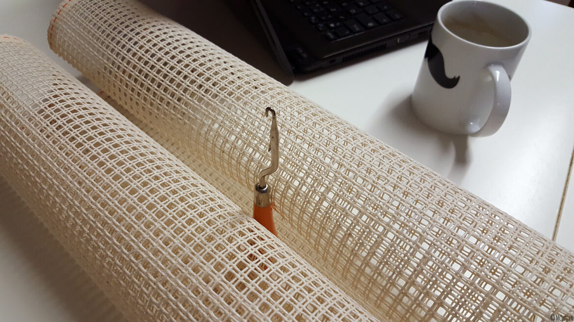 Crochet et trame pour tapis à points noués achetés à Ecolaines à Rennes.