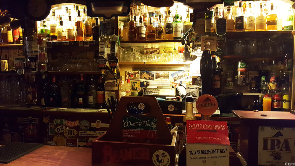 Vue du choix de bouteilles du Westport Inn, bar et pub irlandais à Rennes.