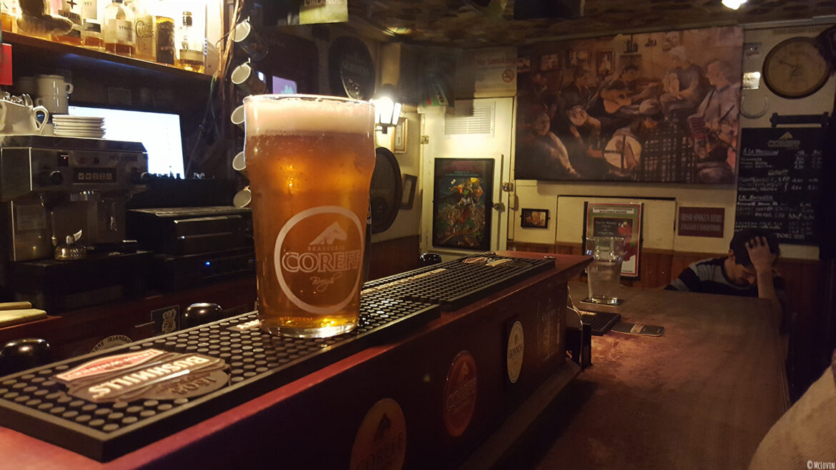 Une pinte de Coreff sur le bar du pub irlandais The Westport Inn à Rennes.