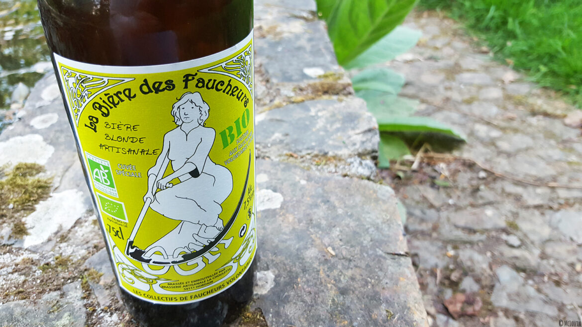 Bouteille de la bière blonde des Faucheurs Volontaires d'OGM dans le jardin.