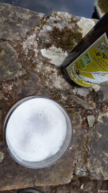 La bière blonde des Faucheurs Volontaires d'OGM servie dans un verre dans le jardin vue du dessus.