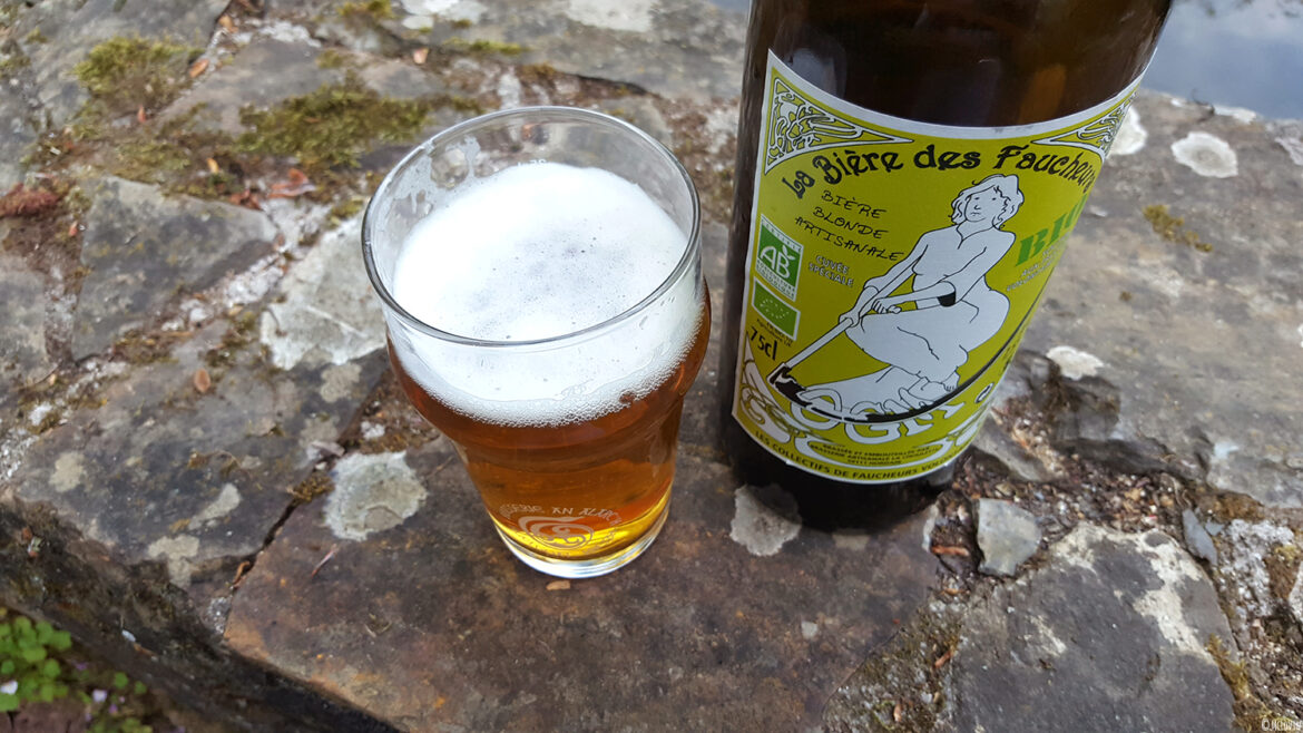 Bouteille et verre de la bière blonde des Faucheurs Volontaires d'OGM.