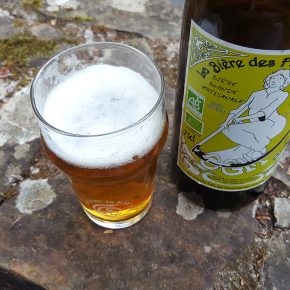 Bouteille et verre de la bière blonde des Faucheurs Volontaires d'OGM.