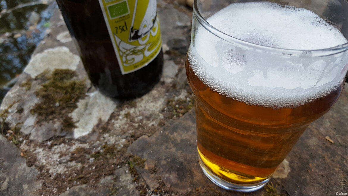La bière blonde des Faucheurs Volontaires d'OGM servie dans un verre dans le jardin.