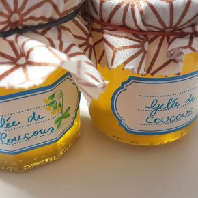 La gelée de fleurs jaunes et comestibles de coucou ou primevère officinale en pots avec étiquettes et cache-pots en chutes de tissus.