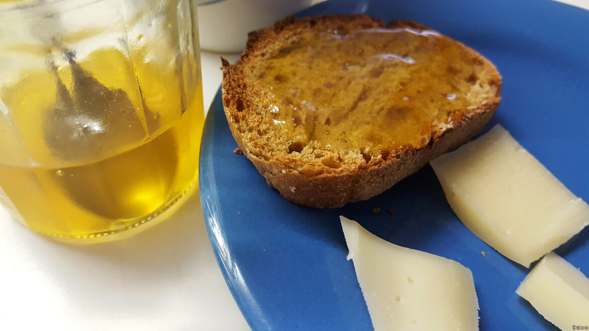 La gelée de fleurs jaunes et comestibles de coucou ou primevère officinale sur du pain accompagnée d'un peu de tomme jeune.
