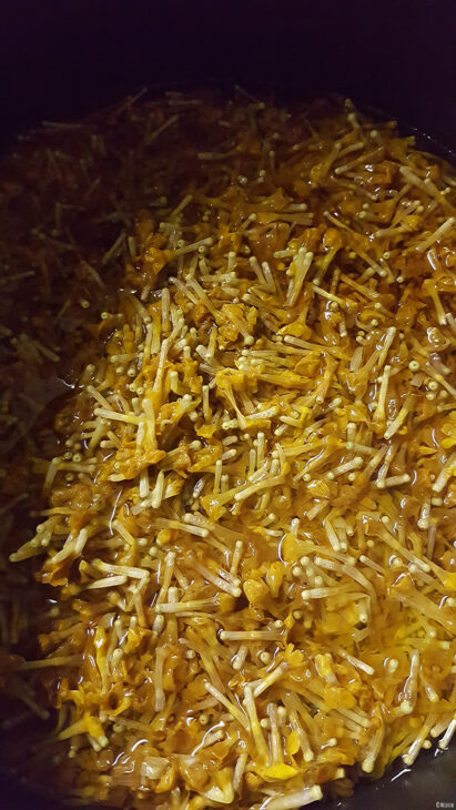 Les fleurs jaunes comestibles de coucou en train d'infuser pour la préparation de la gelée.