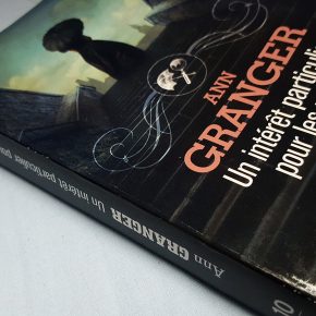 La couverture du livre "Un intérêt particulier pour les morts" d'Ann Granger collection Grands détectives chez 10/18.