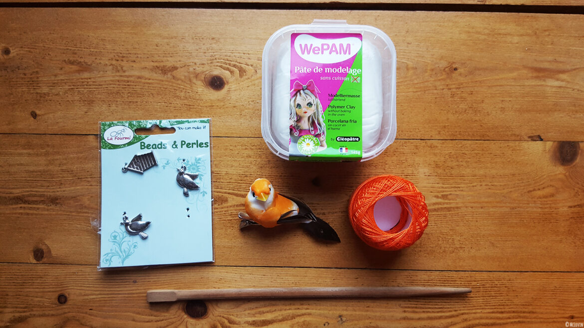 Le matériel nécessaire pour fabriquer le pique à cheveux oiseau fait main DIY de McLovin.