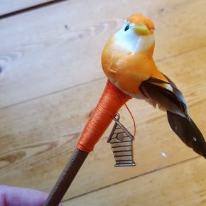 Le pique à cheveux oiseau fait main DIY de McLovin terminé et prêt à être utilisé !