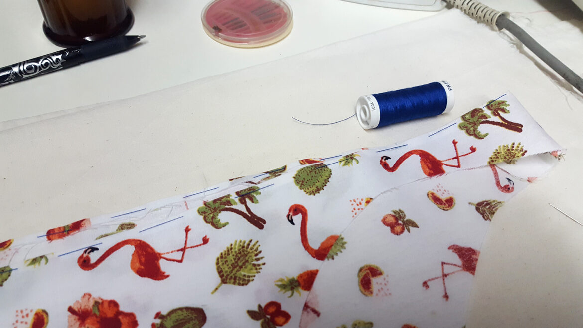 Surfilage de la culotte "Pique-Nique Champêtre" du livre "Coudre sa lingerie" de Katherine Sheers et Laura Stanford.