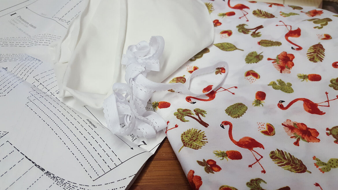 Le matériel pour la réalisation de la culotte "Pique-Nique Champêtre" du livre "Coudre sa lingerie" de Katherine Sheers et Laura Stanford.
