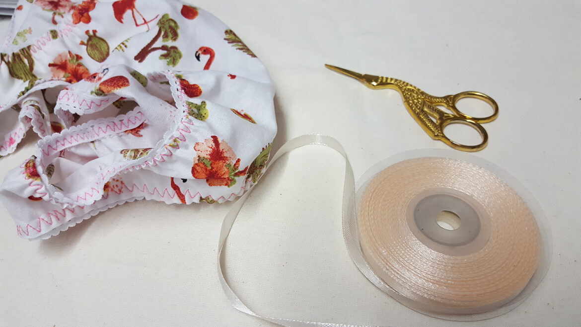 La culotte "Pique-Nique Champêtre" du livre "Coudre sa lingerie" de Katherine Sheers et Laura Stanford terminée avec le ruban de satin qui a servi pour faire le petit nœud devant.