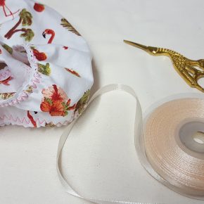 La culotte "Pique-Nique Champêtre" du livre "Coudre sa lingerie" de Katherine Sheers et Laura Stanford terminée avec le ruban de satin qui a servi pour faire le petit nœud devant.