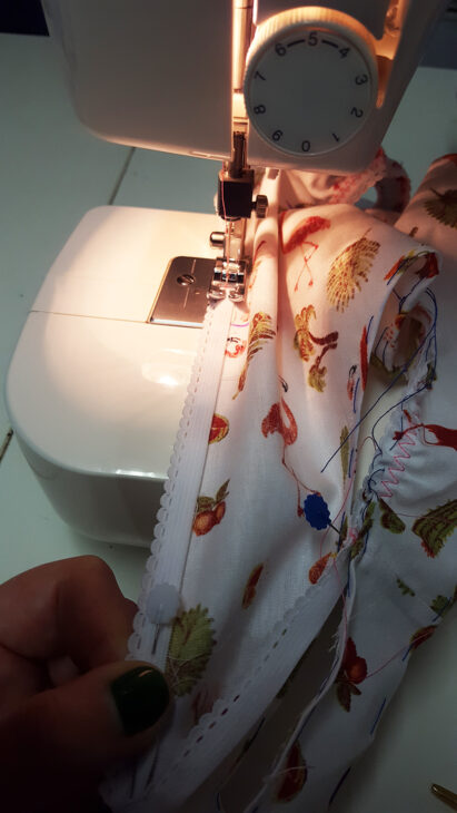 Couture de l'élastique sur la culotte "Pique-Nique Champêtre" du livre "Coudre sa lingerie" de Katherine Sheers et Laura Stanford.