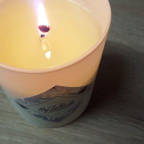Ma bougie My Jolie Candle parfum linge frais en train de brûler et de diffuser son parfum !