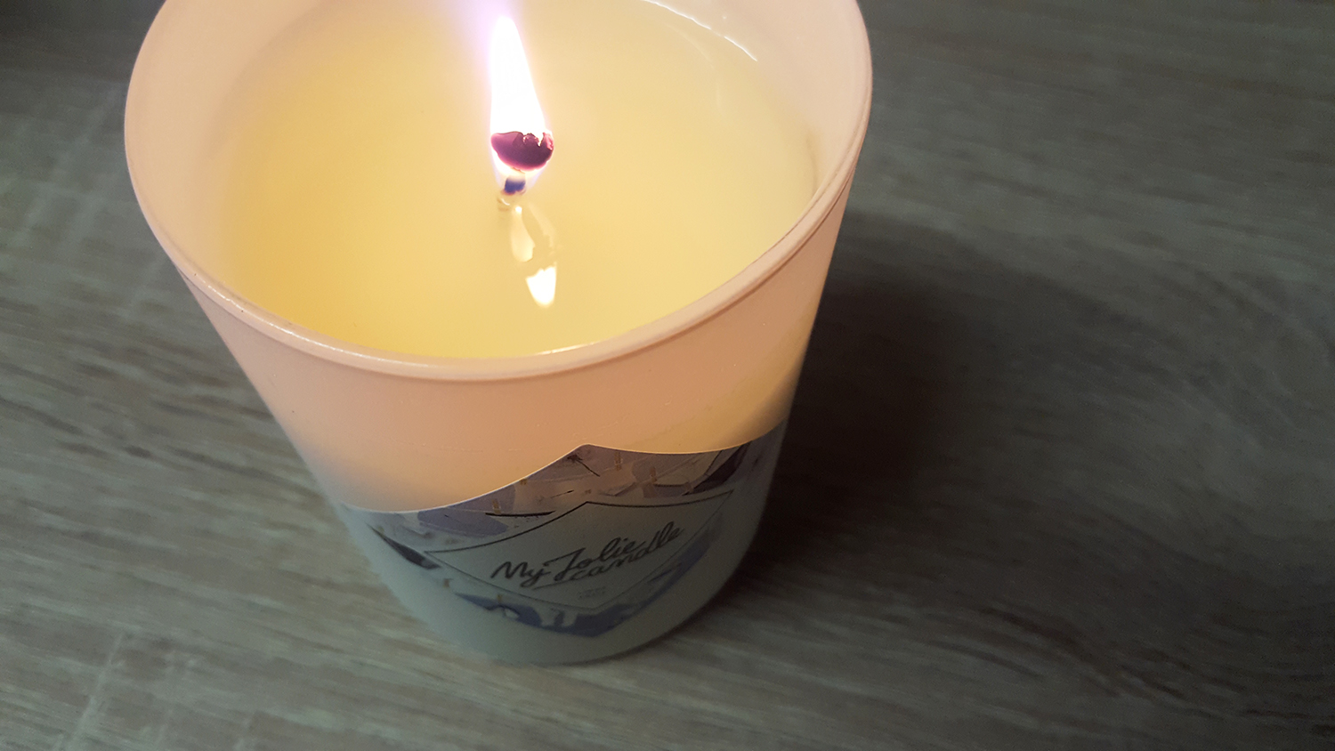 Ma bougie My Jolie Candle parfum linge frais en train de brûler et de diffuser son parfum !