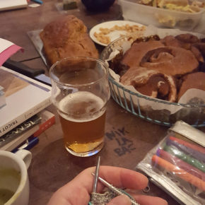 Une vue de l'apéro-tricot au bar librairie le Papier Timbré à Rennes avec du tricot, de la bière ou du thé ou autres, un peu à manger (brioche, cake, tartes, chips...).