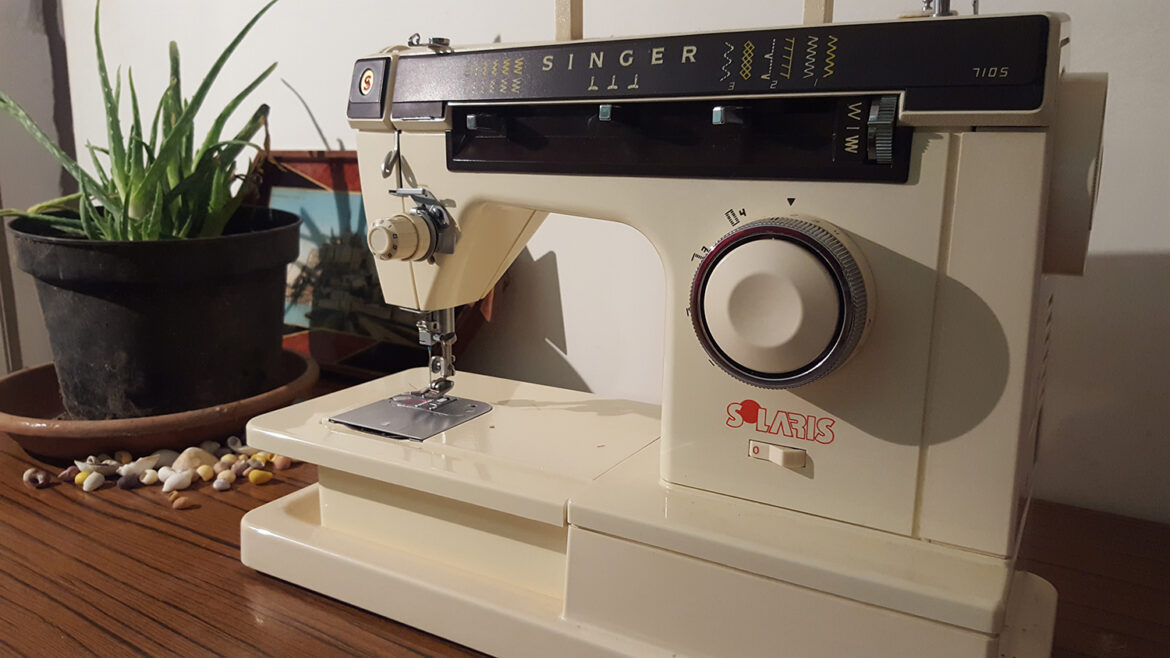 La machine à coudre vintage de ma Mamie : la Singer 7105 dont je vais me servir à partir de maintenant.
