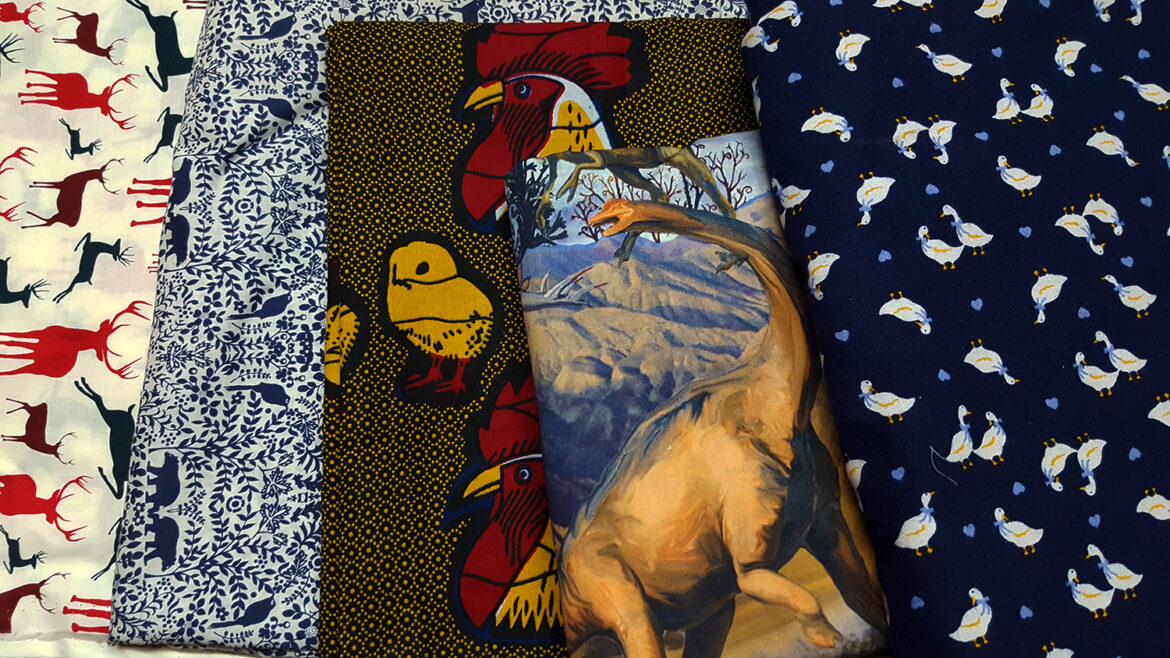Ma réserve de tissu pour la couture avec des motifs animaux : cerfs, ours et oiseaux, poussins et coqs, dinosaure et oies.