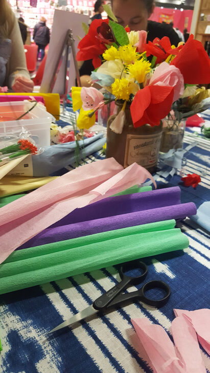 La table de l'atelier fleurs en papier crépon sur le Coin des Blogueuses au salon Creativa de Nantes en novembre 2017.