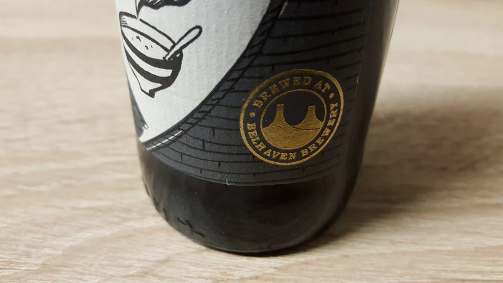 Le bas de la bouteille de bière brune Scottish Oat Stout de la brasserie Belhaven Brewery de Dunbar en Ecosse.