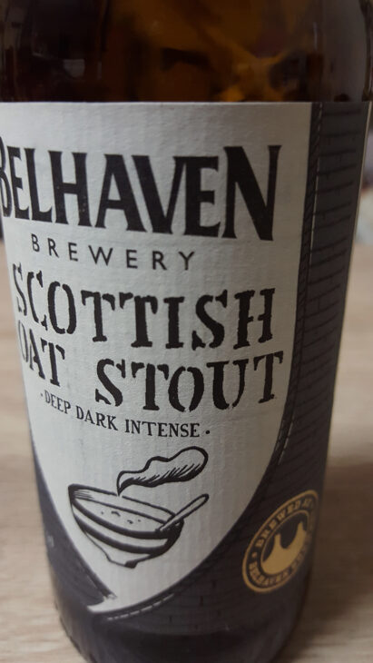 La bouteille de la bière brune Scottish Oat Stout de la brasserie Belhaven Brewery de Dunbar en Ecosse.