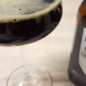 La bière brune Scottish Oat Stout de la brasserie Belhaven Brewery de Dunbar en Ecosse et sa bouteille.
