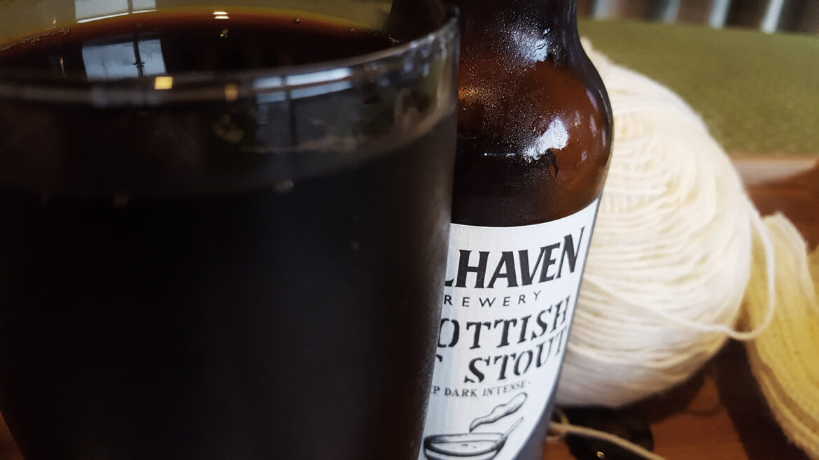 La bière brune Scottish Oat Stout de la brasserie Belhaven Brewery de Dunbar en Ecosse, sa bouteille et mon tricot.
