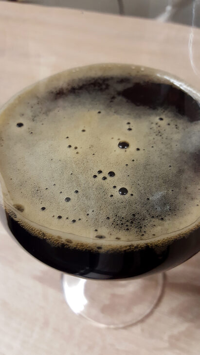 La bière brune Scottish Oat Stout de la brasserie Belhaven Brewery de Dunbar en Ecosse servie en verre.