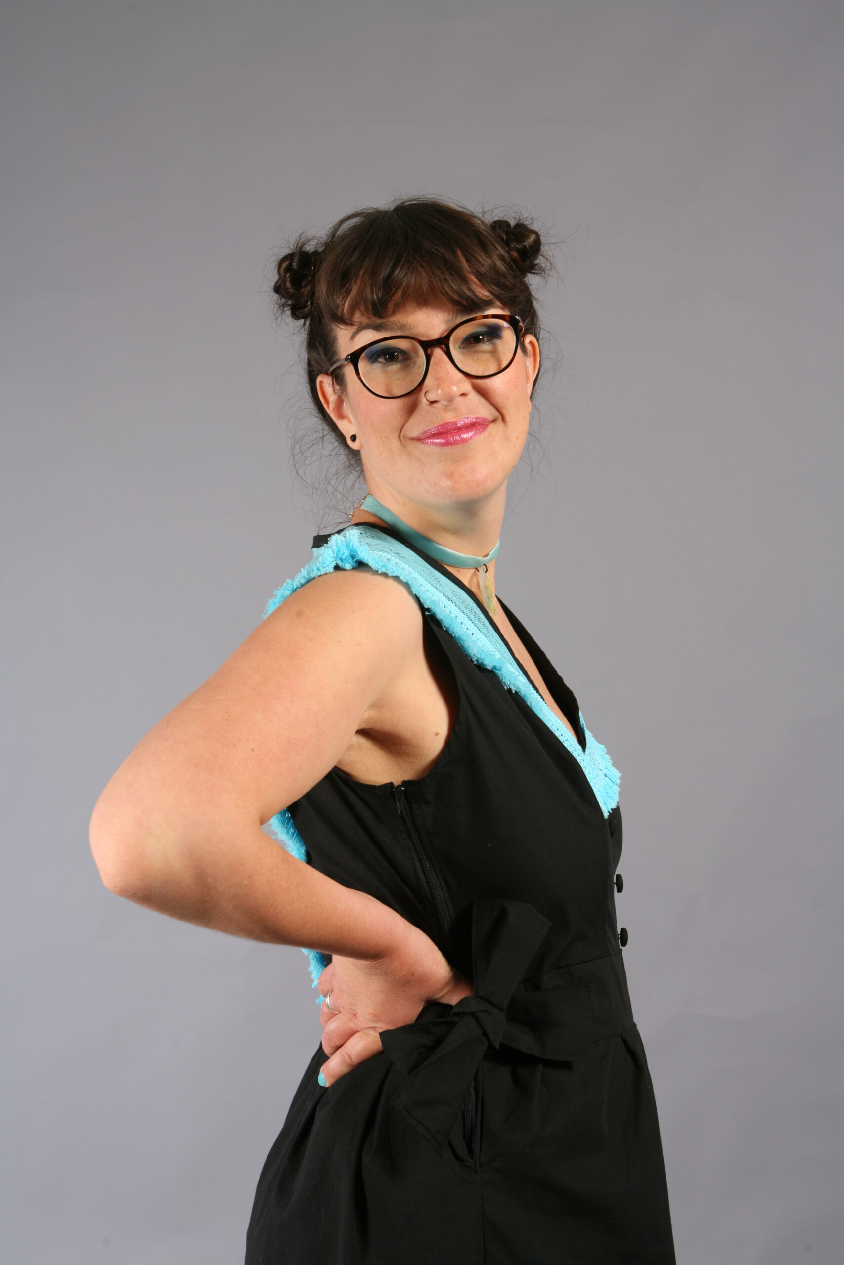 La robe Eté à Perros-Guirec, création contemporaine inspirée du costume trégorrois pour le concours Des Modes et Nous de la confédération Kendalc'h vue de dos avec coiffure et maquillage.