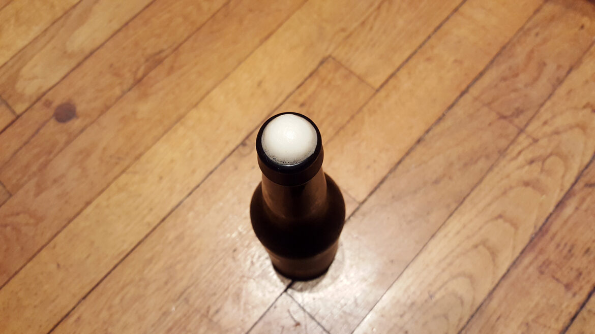 La bouteille de bière blonde artisanale Cat au super logo doré représentant un chat en train de mousser.