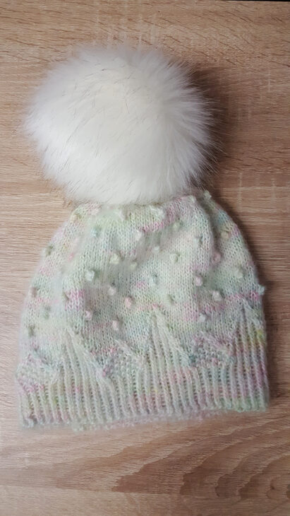 Le bonnet Kobuk de la créatrice Caitlin Hunter de Boyland Knitworks tricoté à la main par McLovin avec de la laine Hedgehog Fibres et Lang Yarn.