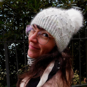 Le bonnet Kobuk de la créatrice Caitlin Hunter de Boyland Knitworks, tricoté à la main par McLovin qui le porte de face.