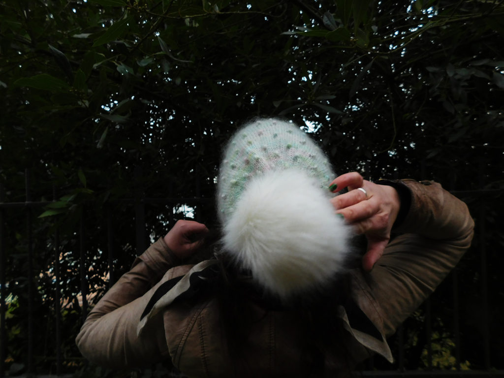 Le bonnet Kobuk de la créatrice Caitlin Hunter de Boyland Knitworks, tricoté à la main par McLovin qui le porte de dos.