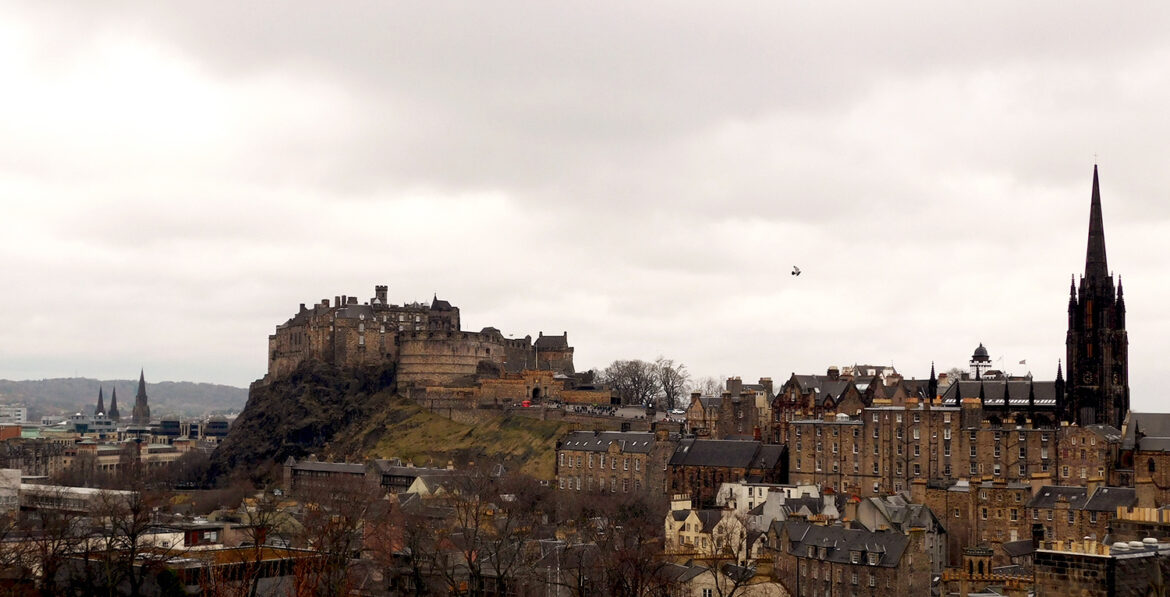 La ville d'Edimbourg en Ecosse côté château sous un ciel gris.