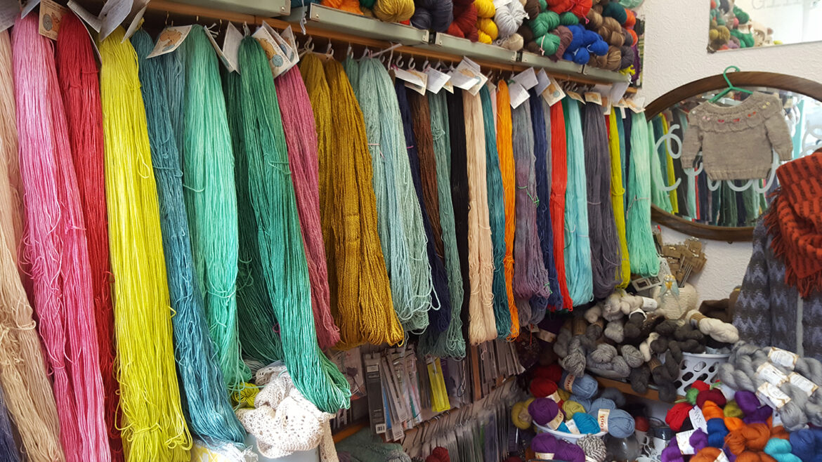 A l'intérieur du magasin de laine et tricot d'Edimbourg en Ecosse Ginger Twist Studio, la laine teinte à la main.