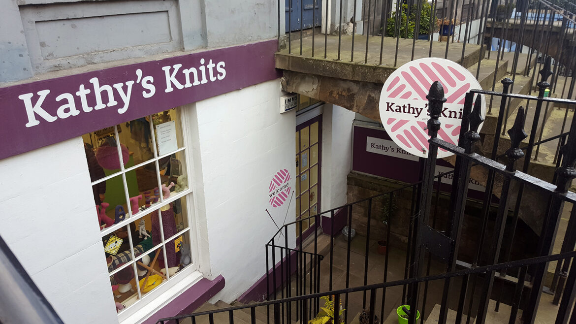 La devanture du magasin de laine et tricot Kathy's Knits à Edimbourg en Ecosse.